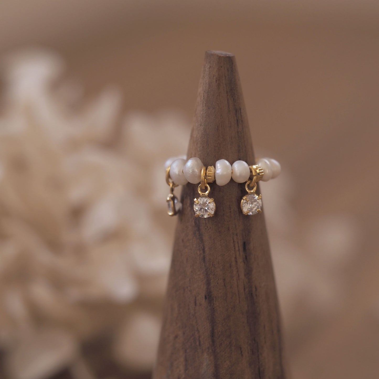 Swaying zirconia x freshwater pearl ear cuff