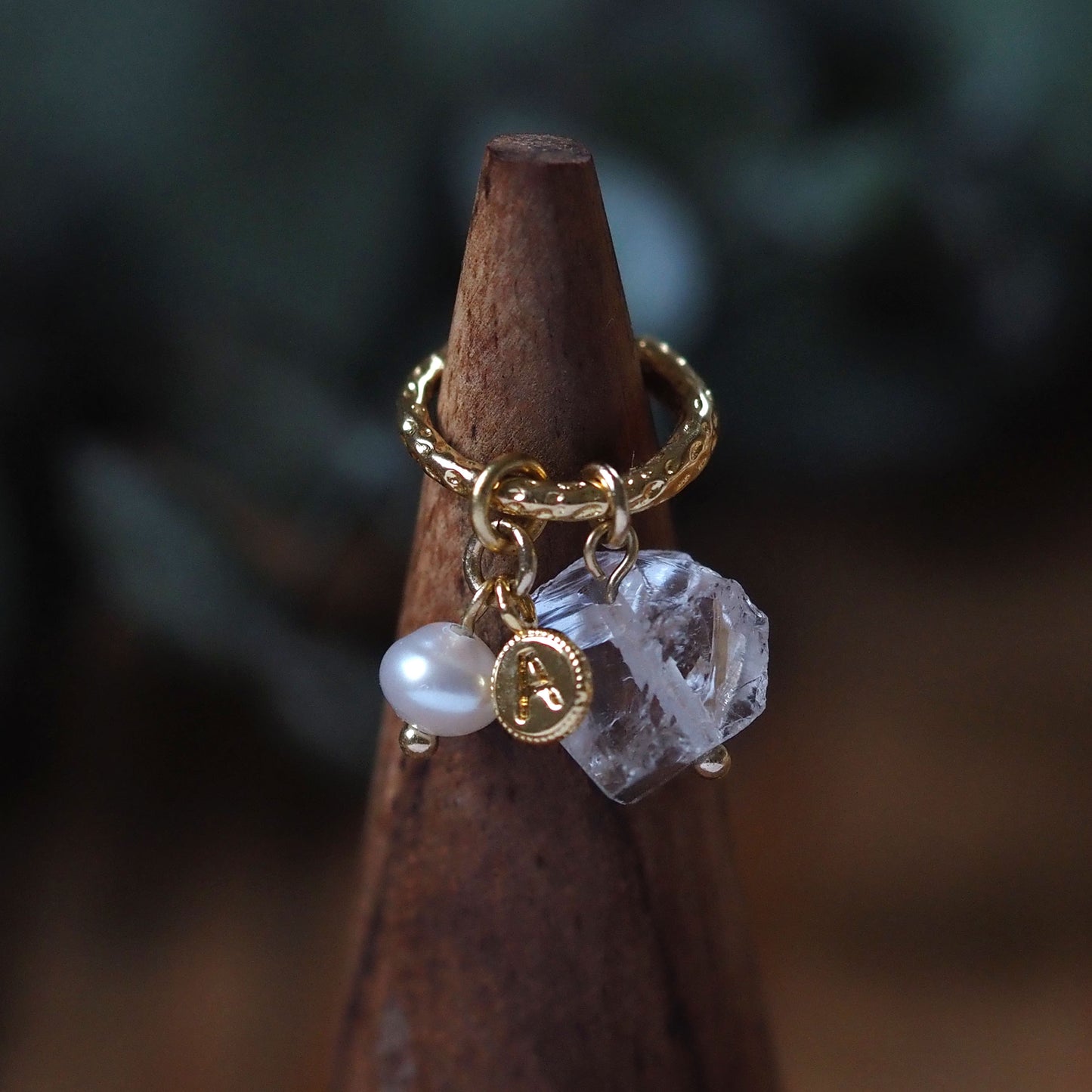 4way｜Ear cuff with raw crystal, freshwater pearl, and alphabet charm of your choice