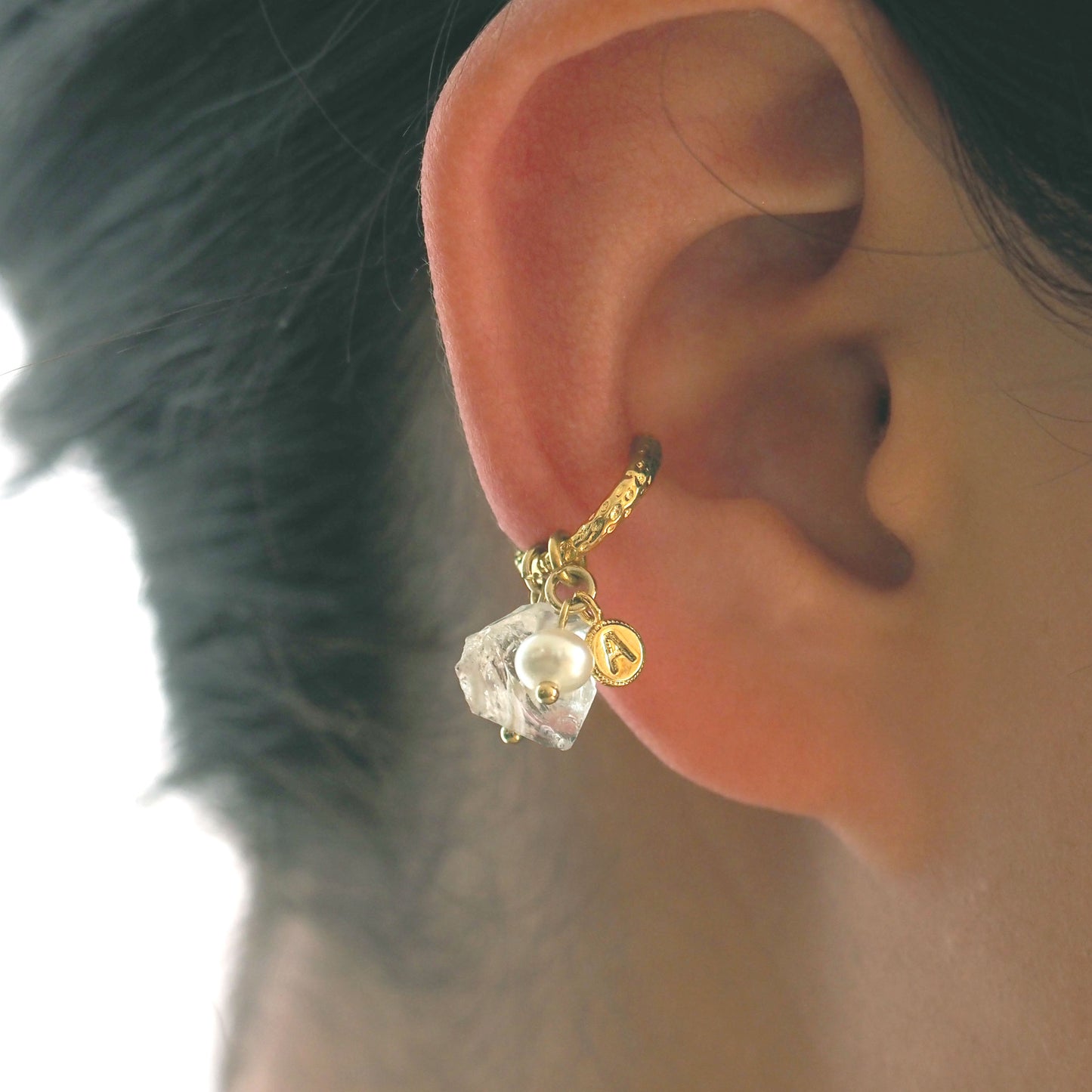 4way｜Ear cuff with raw crystal, freshwater pearl, and alphabet charm of your choice